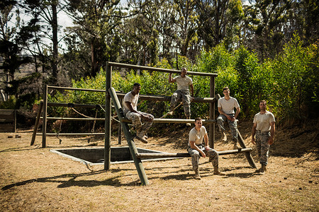 士兵们坐在训练营的路障课程上背景图片