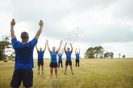 适合从事伸展锻炼的人力量男人地面训练灵活性训练营团队运动员福利活动背景图片
