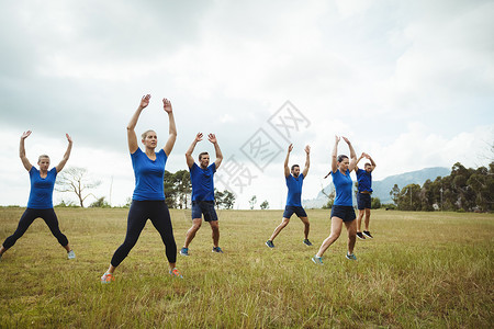 适合从事伸展锻炼的人活力军事闲暇团队女性福利娱乐公园地面军营背景图片