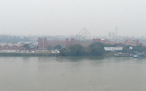 河滨县在冬季傍晚大雾日从Hooghly河边河岸地区空中观测风景 2020年1月 印度西孟加拉南亚太平洋城背景