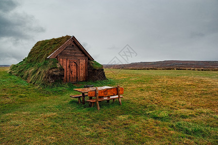 冰岛的峡湾天空多云旅行水平教会木头旅游长椅高清图片