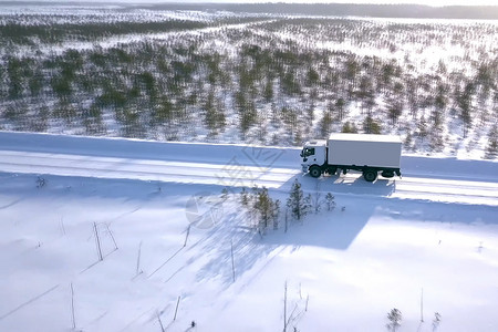 客流量冬季在路上骑着马车 冬天是卡车的冬季路驾驶司机沥青安全汽车货物国家货运商业鸟瞰图背景