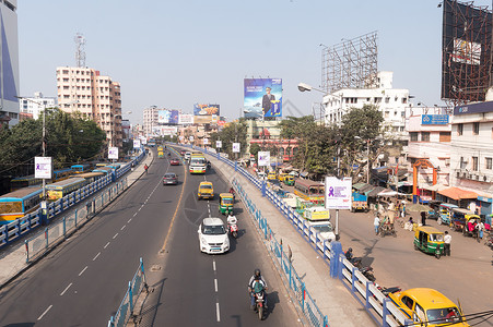 在加尔各答最繁忙的地区之一的 Dhakuria 桥天桥上的晚高峰时间 拥挤的城市街道上的交通和行人 印度西孟加拉邦加尔各答 南亚背景图片