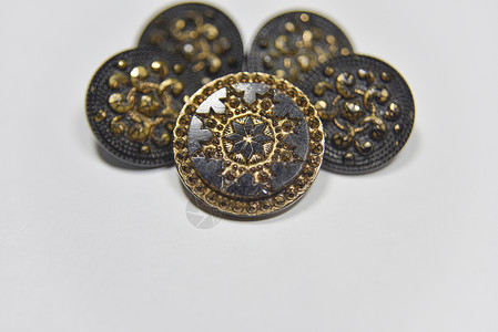 八边形金色按钮带有花形曼达拉型的黑色和金色装饰按钮工作室织物金子点缀项目裙子工作缝纫手工工艺背景