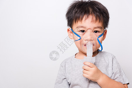 蒸脸器详情页近距离的亚洲脸孔 小男孩生病了 他用蒸汽水药品孩子们男生病人支气管炎保健医院面具药物空气背景