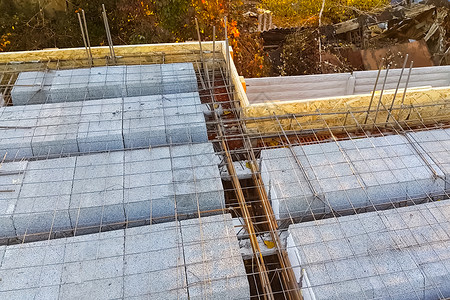 在建筑Ap期间建造楼层间地板的建筑工程大厅工人男性水泥设计手工天花板男人配件空隙背景图片