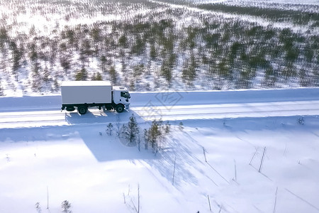 客流量冬季在路上骑着马车 冬天是卡车的冬季路鸟瞰图驾驶货物国家送货旅行暴风雪货车风暴后勤背景