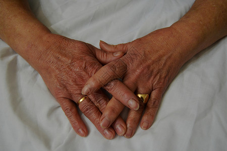 婚姻家庭素材一位老妇人的手婚礼药品老年婚姻家庭药物退休治疗女性成人背景