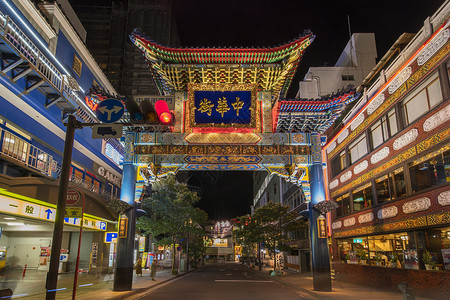 横滨中华街太阳升起的中国大蓝色门户网门背景