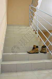 楼梯上还有被丢弃的靴子背景图片