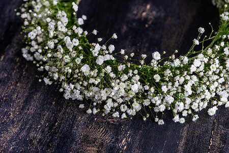 母亲节花环标语Gypsophila 惊慌的鲜花在新娘概念中花圈庆典团体卡片纪念日婚礼礼物问候语植物群女孩背景