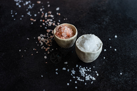 食盐烹饪概念白色食物桌子石头制品粉色背景图片