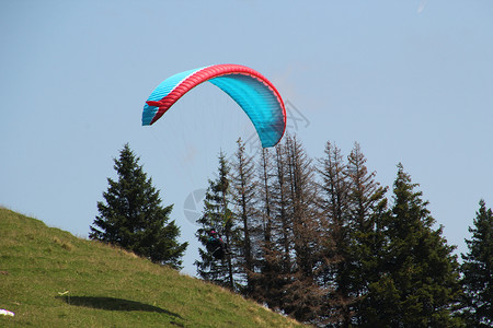 高山滑翔伞乐趣夏天高清图片