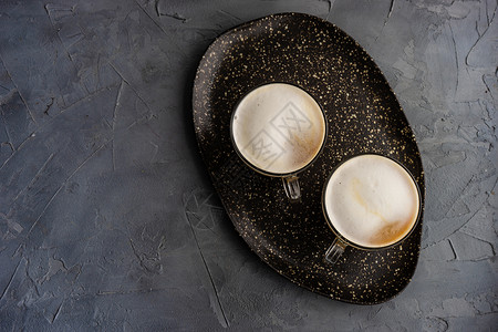 清晨杯卡布西诺牛奶石头黑色刀具乡村银器盘子咖啡饮料杯子背景图片