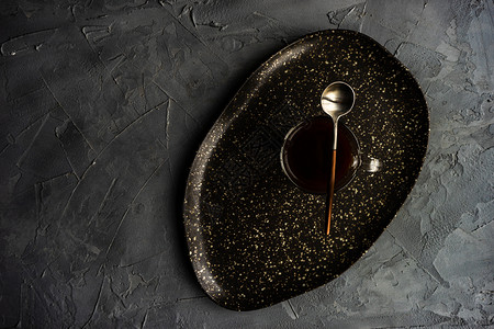 清晨杯卡布西诺乡村水泥盘子咖啡杯子刀具饮料黑色牛奶桌子背景图片