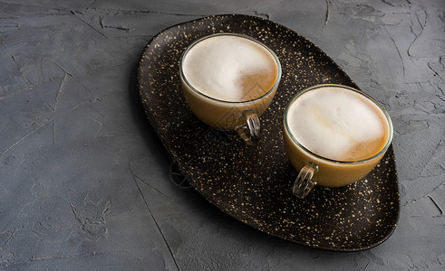 清晨杯卡布西诺刀具牛奶杯子银器盘子饮料咖啡桌子乡村卡片背景图片
