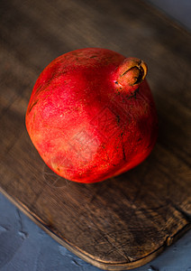 新鲜石榴水果食物红色乡村甜点背景图片