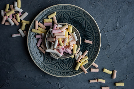 含有棉花糖的食品概念粉色桌子环境厨房甜点食物乡村黄色杯子背景图片