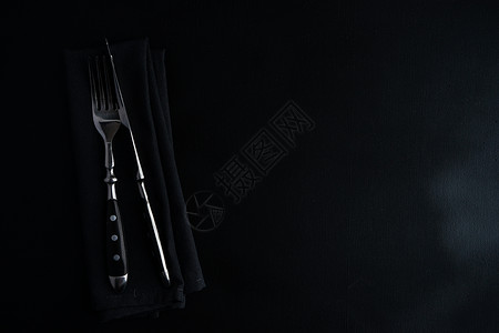 Risic 表格设置灰色厨房环境桌子银器刀具盘子乡村食物背景图片