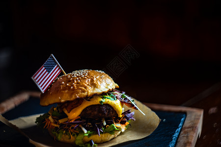 美国奶酪汉堡包黑暗的高清图片
