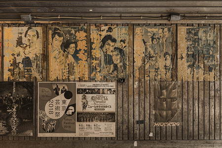 海报标语关于Yurrakucho地下通道的古老日本电影海报框架铁路邻近阴影火车餐厅行人酒吧标语车站背景