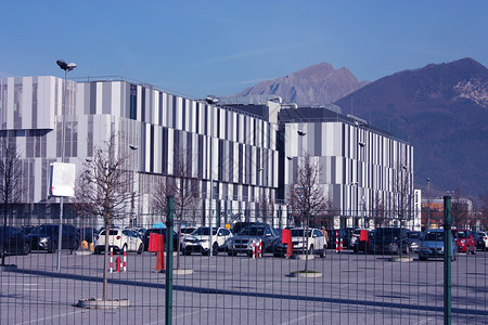 意大利公立医院医疗机构位于托斯卡纳北部的一栋建筑中 由灰白色和黑色垂直矩形纹理制成情况疾病安全药品城市临床入口民众帮助设施背景