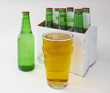 6包啤酒加一整品脱啤酒背景图片