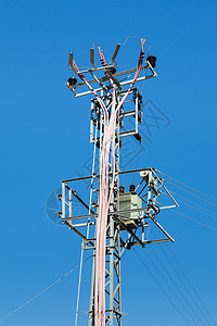 Pylon电力工程电缆电气活力力量线路工业金属蓝色天空背景图片