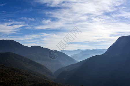 希腊阿尔卡迪亚雾雾山的景象薄雾荒野阴霾森林旅行爬坡道顶峰蓝色地平线戏剧性背景