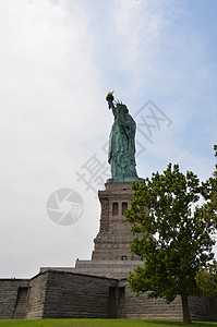 带有火炬和天空的自由神像里程碑地标女士金属树木公园背景图片