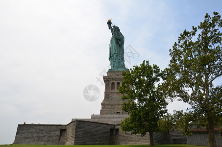 带有火炬和天空的自由神像里程碑女士公园金属地标树木背景图片