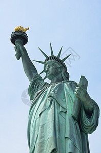带有火炬和天空的自由神像里程碑女士金属公园地标背景图片