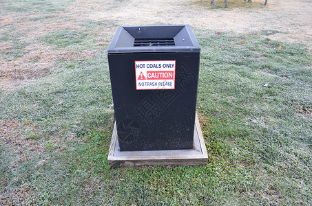 热煤只提醒要小心 不要垃圾 请签名警告草地公园煤炭背景图片