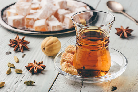 库姆堡拉哈特洛库姆和各种香料的茶小豆蔻食物种子精制茶匙味道异国调味品杯子玻璃背景