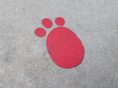 灰水泥或人行道上的红色红脚印背景图片