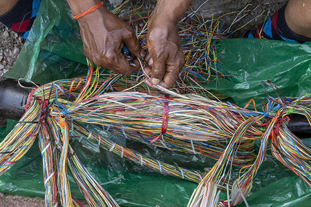 塑料纤维修理地下电话线多色电线的技术员材料塑料电缆建筑学补给品光纤管子电源纤维力量背景