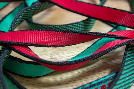 为了锚定和安全而攀岩时使用的一套尼龙吊索红绿绿色吊带带子架子齿轮绳索工业织带材料背景图片