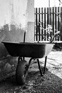 罗马尼亚伊洛米塔的一辆手推手用手推车黑色和白色照片高清图片