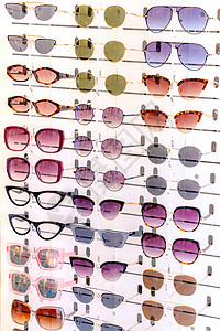 眼镜店铺logo与许多太阳镜站在一个光学仓库里风镜奇观店铺眼镜店护理展示配饰市场眼镜镜片背景