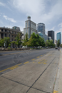 智利圣地亚哥的贝尔纳多奥希金斯大道建筑途径沥青摩天大楼城市景观道路房子房屋首都背景