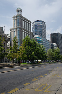 智利圣地亚哥的贝尔纳多奥希金斯大道城市树木途径房屋街道摩天大楼建筑物房子道路首都背景