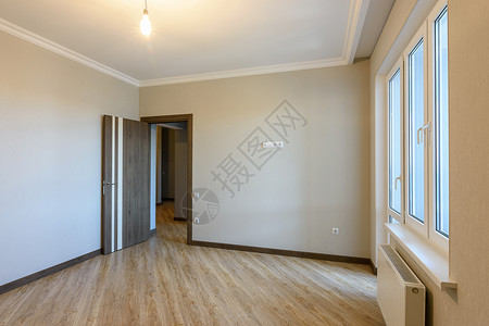 两室小户型翻修后空卧室的内地;背景