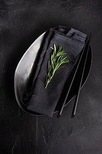 黑色最小化表格设置 M迷迭香餐巾餐具食物环境刀具制品草本植物筷子陶瓷背景图片