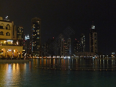 夜里迪拜的滨水区背景图片