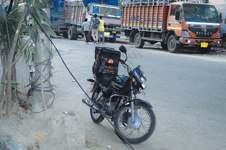 停在路边的 Swiggy 食品取货和送货摩托车自行车 特写 印度加尔各答南亚太地区 2020 年 3 月救援送货员方式城市货物卡背景图片