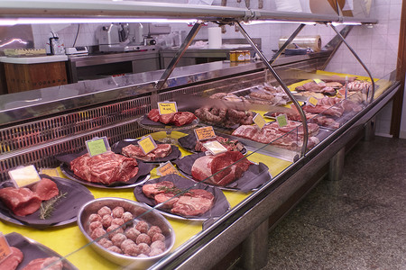 屠宰柜台的肉肉切13工作熟食木板食物屠夫牛肉商业零售职业市场背景图片