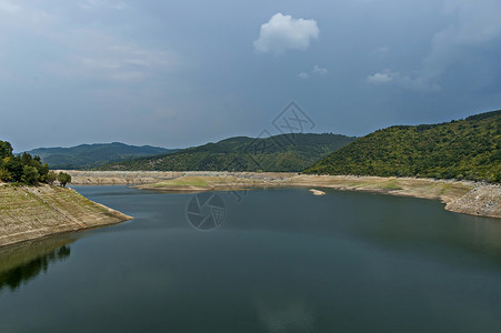 水库钓鱼在Ihtiman地区Muhovo村附近的Topolnitsa河上看到托波尼tsa大坝 水库 湖泊或路障地区栖息鲤鱼岩石鲈鱼弹幕衬背景