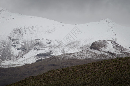 Lauca国家公园下雪山的风景首脑荒野场景广度顶峰坐骑山脉山峰会议背景图片