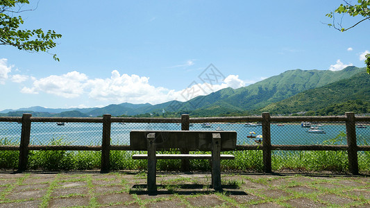 门外木制围栏 长板 山阴影派对假期长椅绿色汽艇晴天花园木头运动背景图片