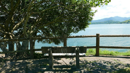 门外木制围栏 长板 山花园绿色运动炙烤假期派对蓝色长椅海洋生物晴天背景图片